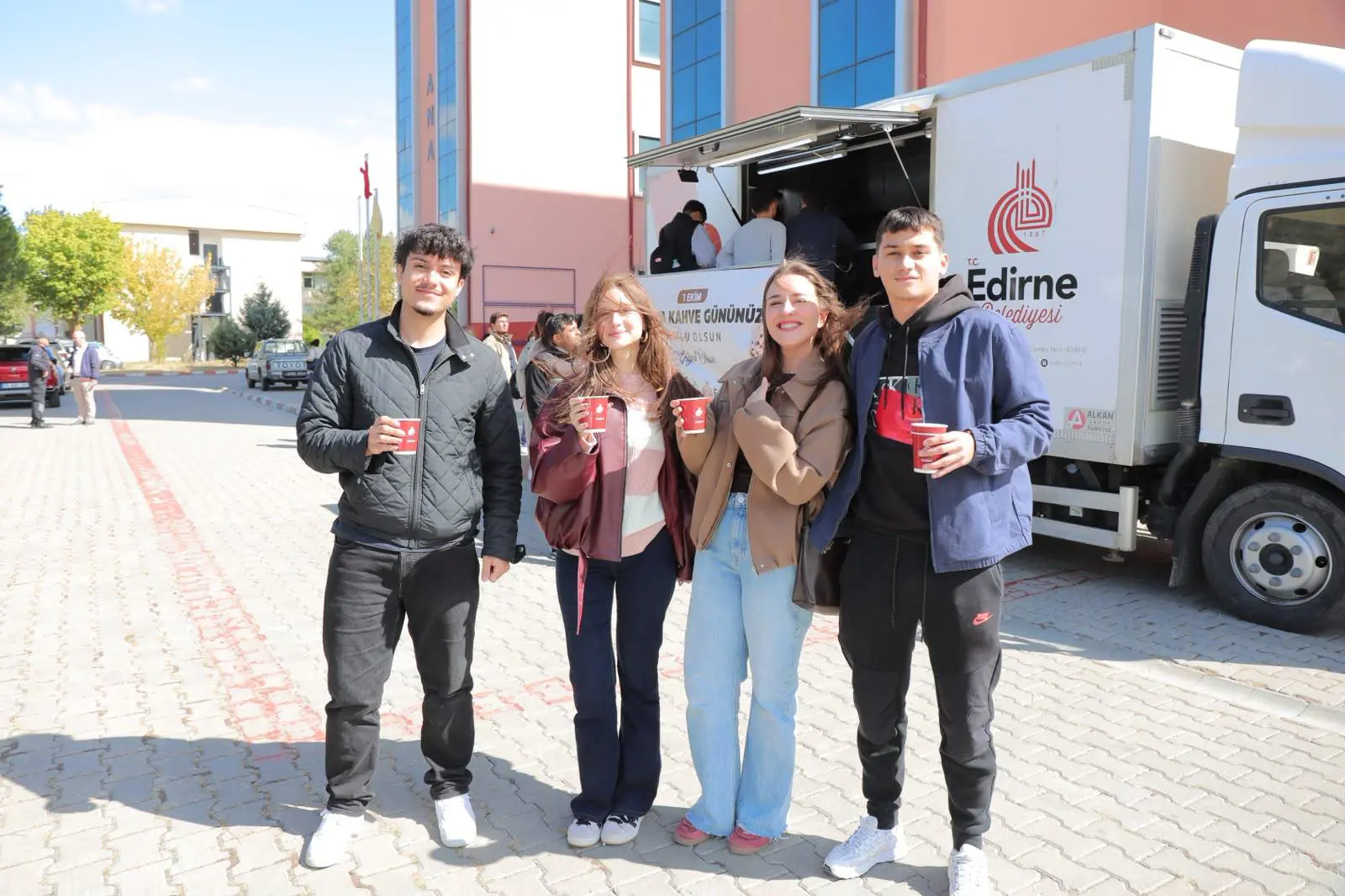 DÜNYA KAHVE GÜNÜ’NDE ÖĞRENCİLERLE KAHVE MOLASI galeri görseli